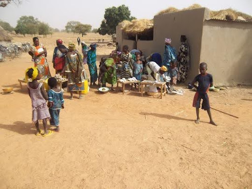 Une école à Yakin. ALPHA COMBLES s'engage à soutenir ce projet local porté par des jeunes dynamiques. Apporter des lampes solaires sera une des activités.